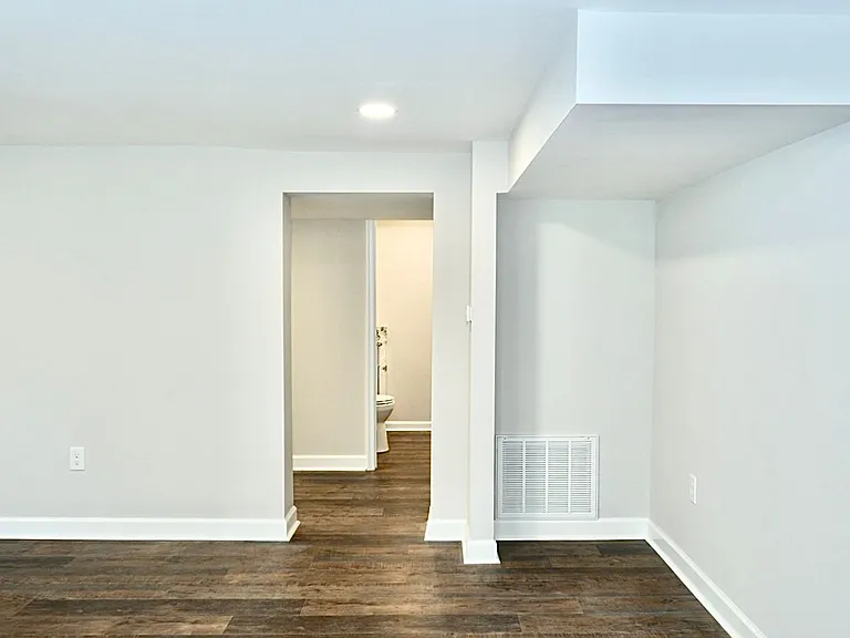 406 Hedge St — Photo 5