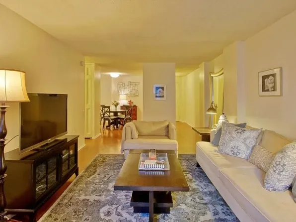 1420 Locust St APT 9E, Philadelphia, PA 19102