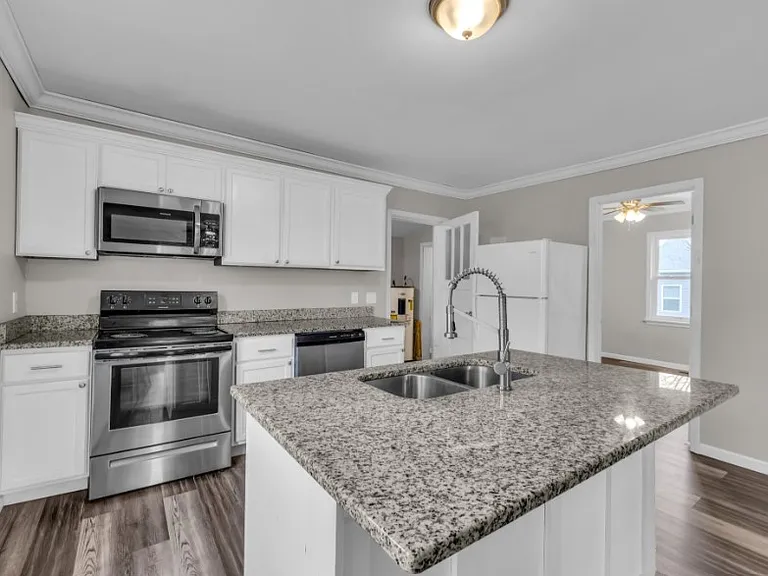 1031 Wilcox Dr — Photo 3