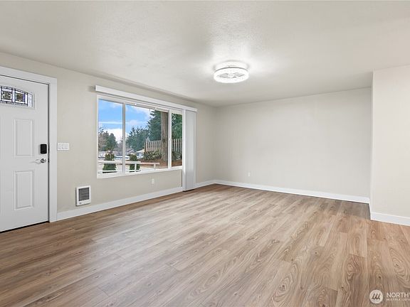 3rd image of 6523 194th Avenue E