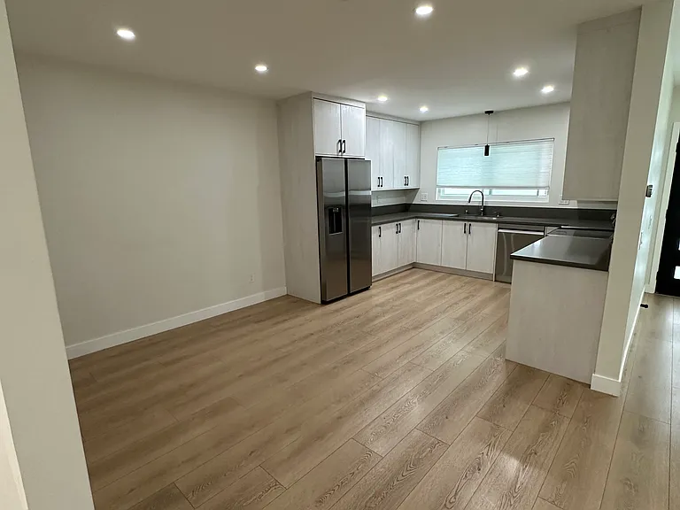 237 N Kenwood St — Photo 2