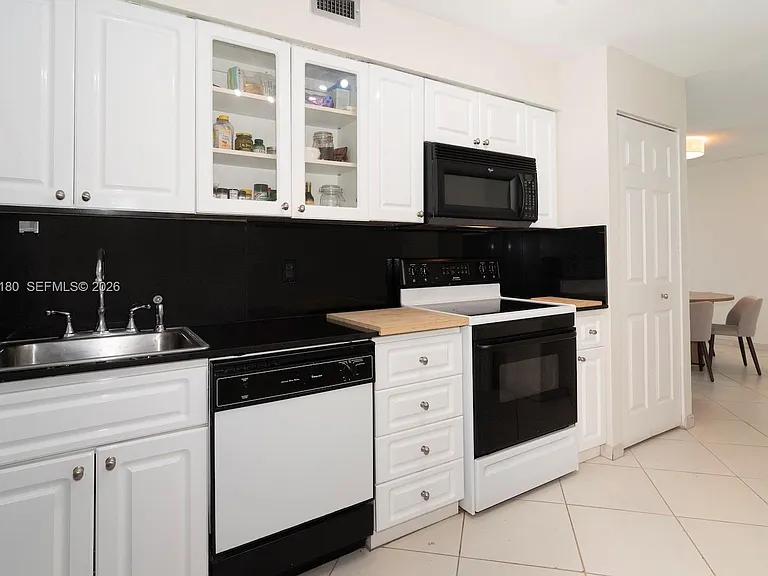 6770 Indian Creek Dr #8L — Photo 17