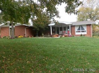 607 Lakeside Knolls Dr, Hillsboro, IL 62049