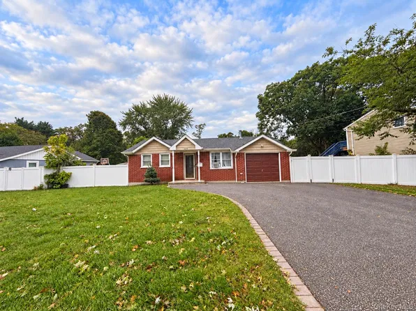 1660 N Gardiner Drive, Bay Shore, NY 11706