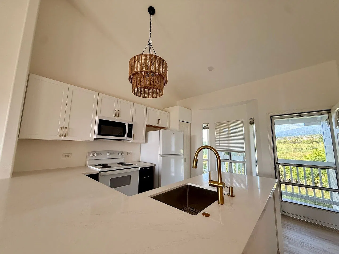 2 Bedroom 2 bath unfurnished top floor condo — Photo 4