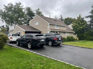 33 Angle Ln, Hicksville, NY 11801