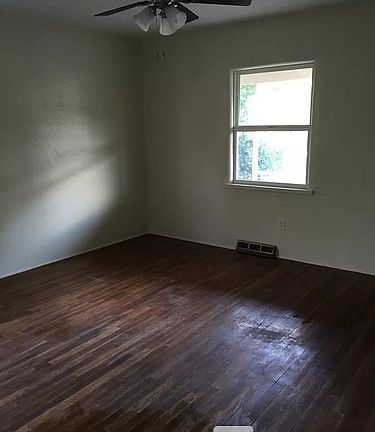 3rd image of 1304 Stanford Dr NE
