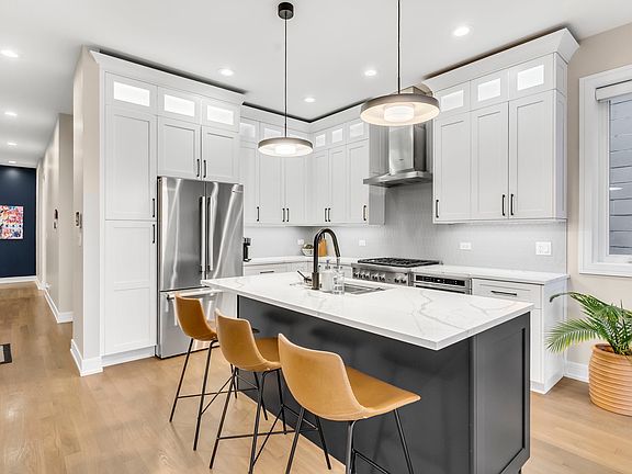 3rd image of 1066 N Paulina St APT 2