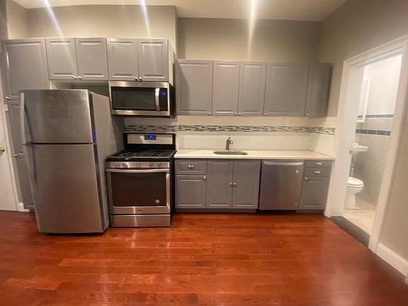 2nd image of 1072 Lorimer St Unit 1