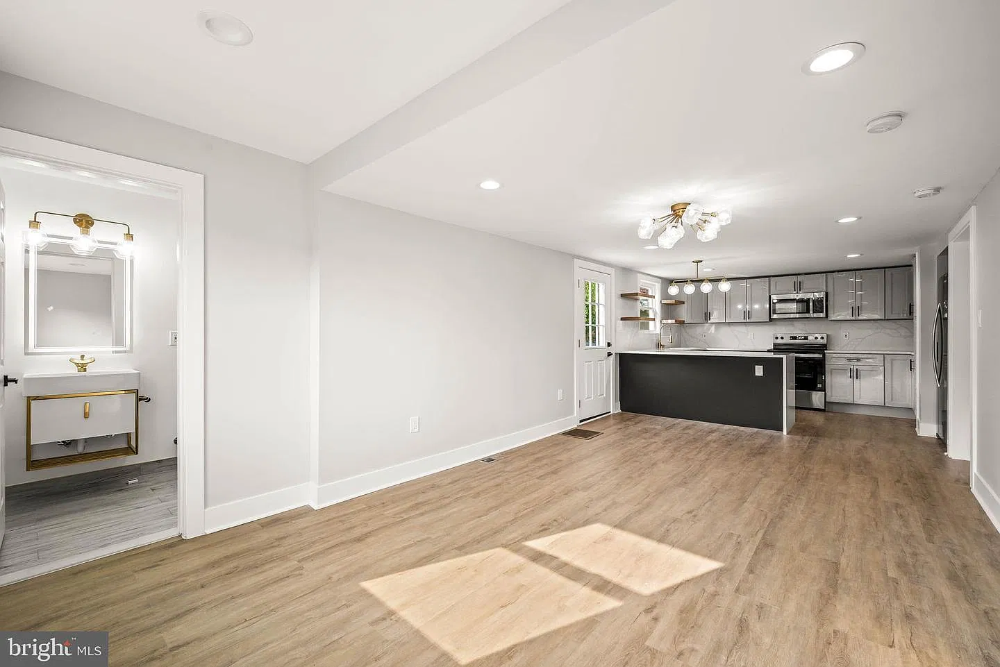 3 bed, 1300 sqft, $2,300 — Photo 4