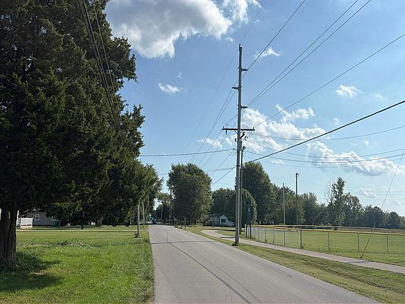 5th image of 410 N Hillsboro Rd