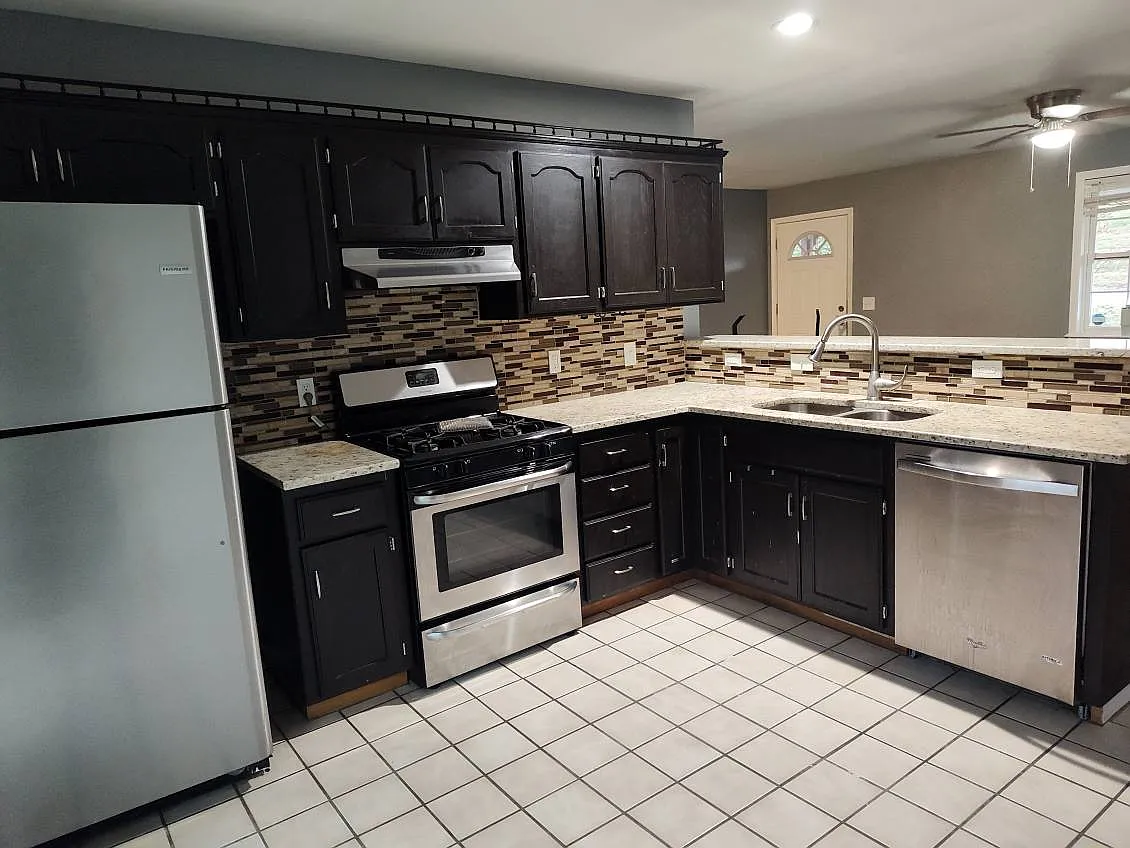 3 bed, 1200 sqft, $1,500 — Photo 2