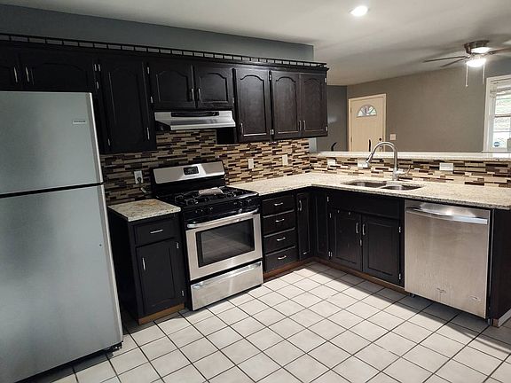 2nd image of 810 S Woodbine Rd