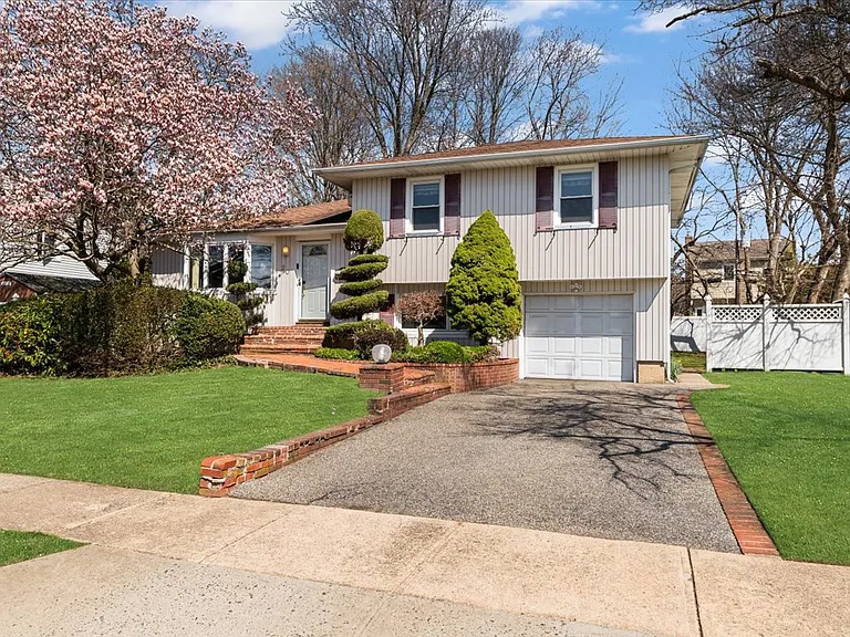 20 Pickwick Dr W — Photo 1