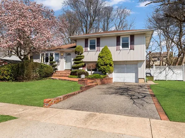 20 Pickwick Dr W, Syosset, NY 11791