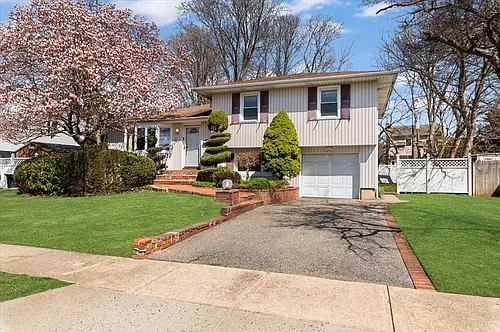 20 Pickwick Dr W Photo 1
