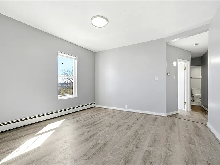 29-31 Auburn St #1R — Photo 12