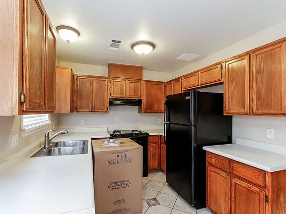 5th image of 561 Grimsby Ave