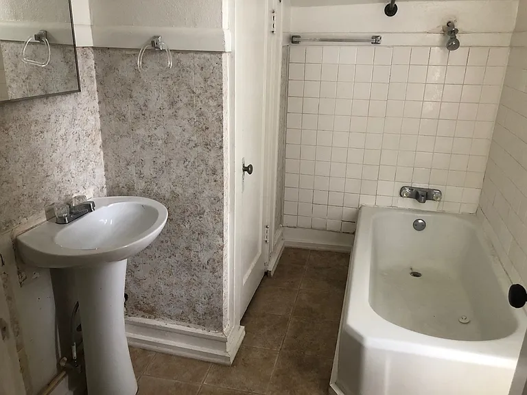 106 N Houston St #6 — Photo 7