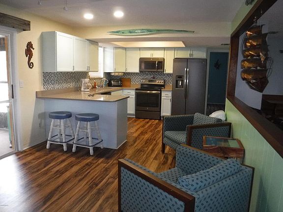 3rd image of 3031 N Oleander Ave
