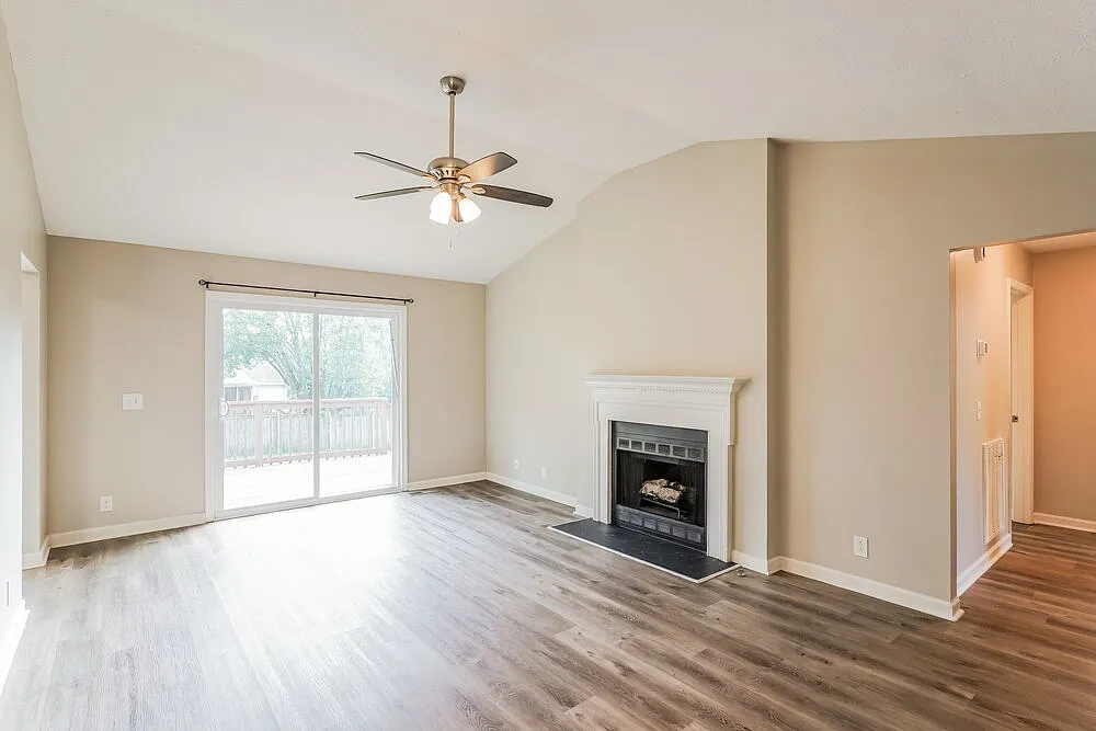 3 bed, 2.0 bath, 1311 sqft, $2,030 — Photo 4