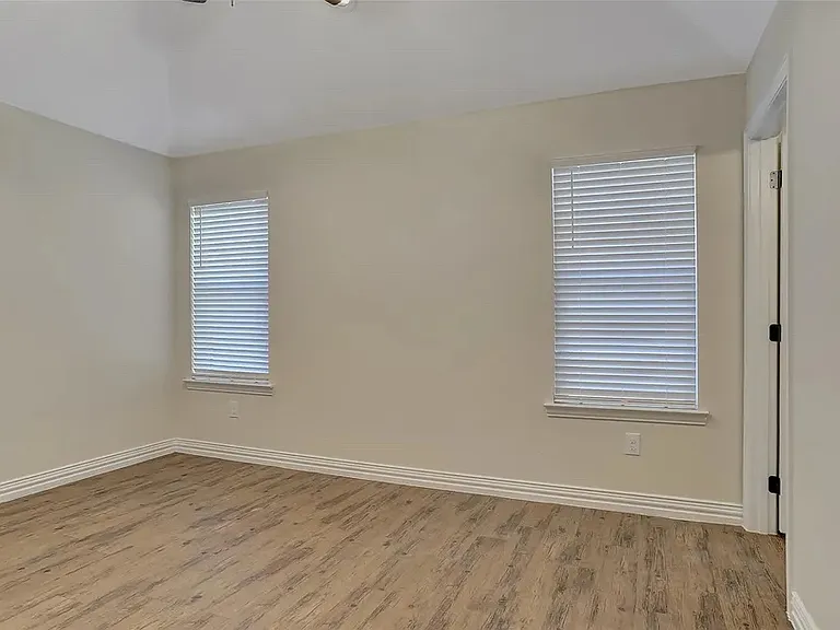 925 N Barrett Ave — Photo 5