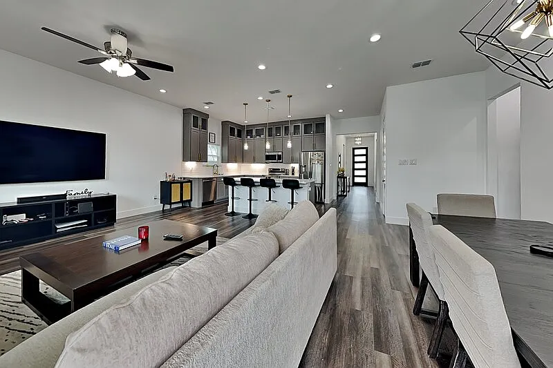 4 bed, 2.0 bath, 1850 sqft, $3,200 — Photo 3