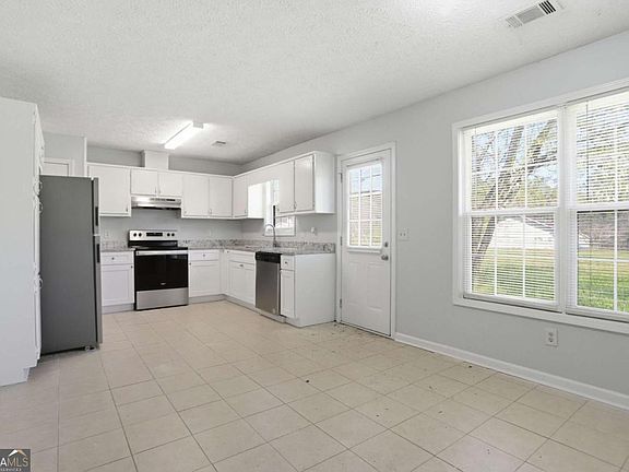 5th image of 30 Oak Wood Ln