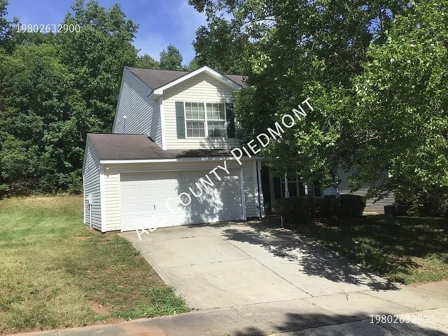 3 bed, 2.5 bath, 1695 sqft, $1,795 — Photo 1