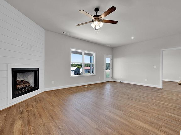 4th image of 61 Payton Dr