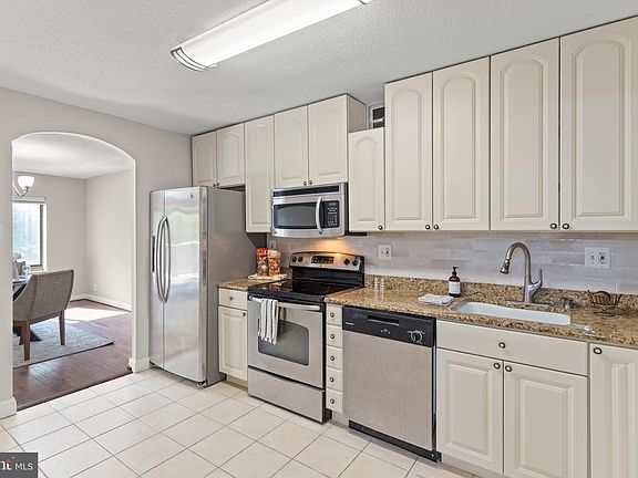 4th image of 309 Yoakum Pkwy APT 215