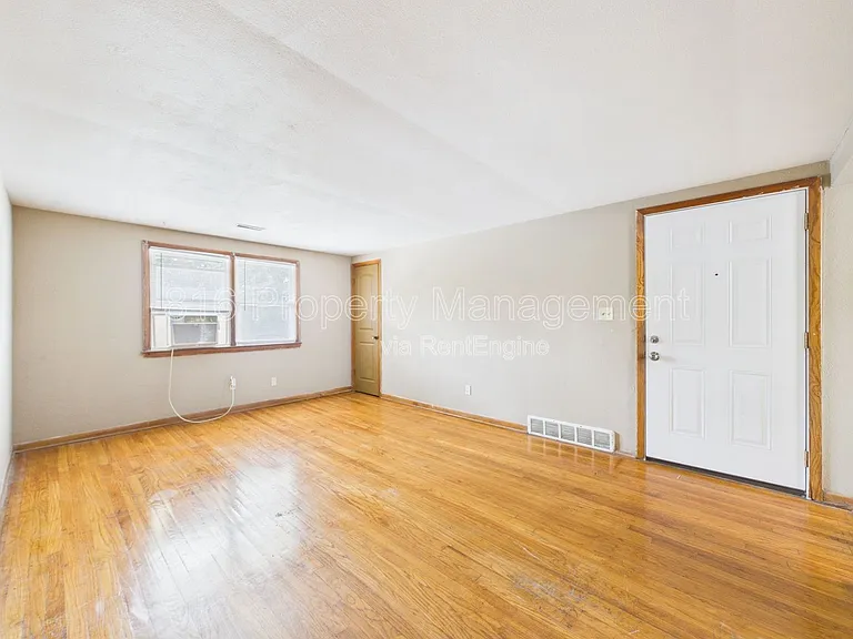 639 S Crysler Ave #D — Photo 2