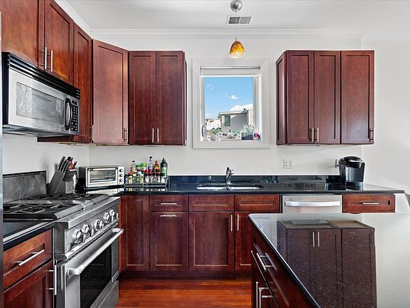 4th image of 1332 N Wolcott Ave #3
