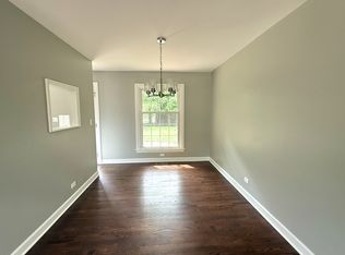 1807 S Surrey Ridge Dr, Arlington Heights, IL 60005