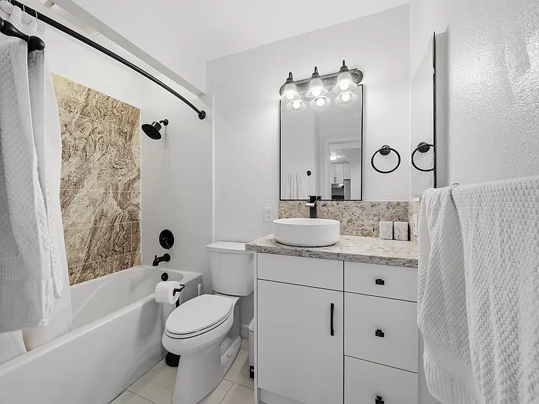1645 Emerald St #2Q — Photo 11