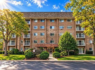 10373 Dearlove Rd APT 2C, Glenview, IL 60025