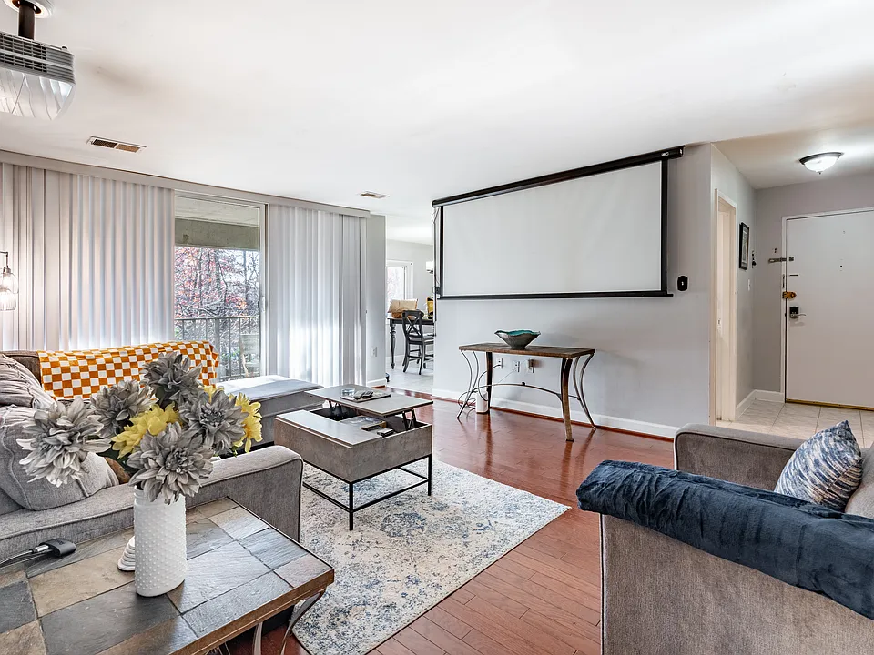 1546 Northgate Sq #21C