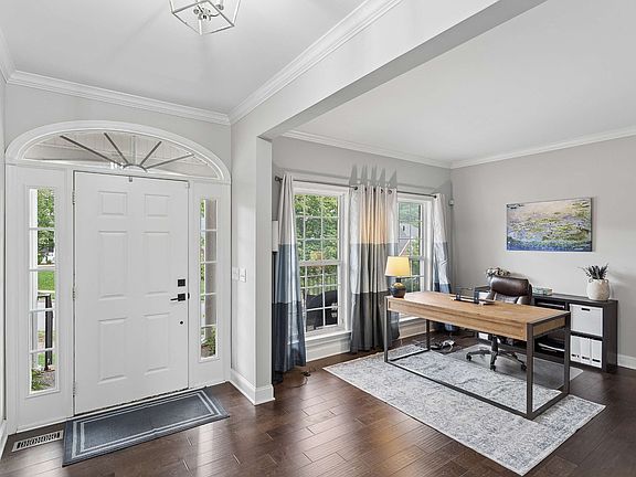 4th image of 1206 Broadmoor Cir