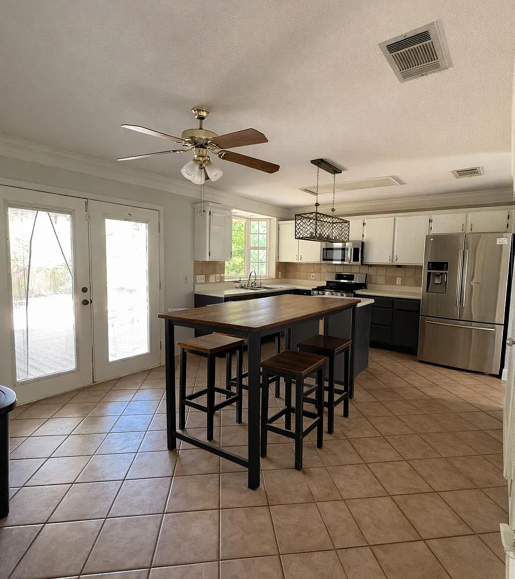 4 bed, 2.5 bath, 2092 sqft, $819 — Photo 2