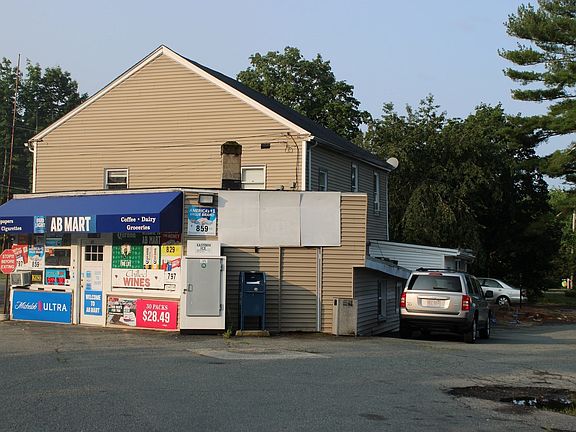 2nd image of 852 Hancock St