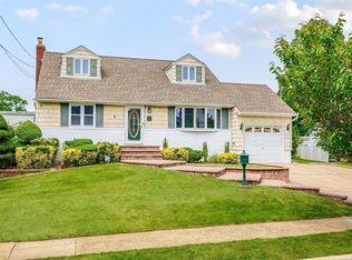 27 7th Ave, Farmingdale, NY 11735