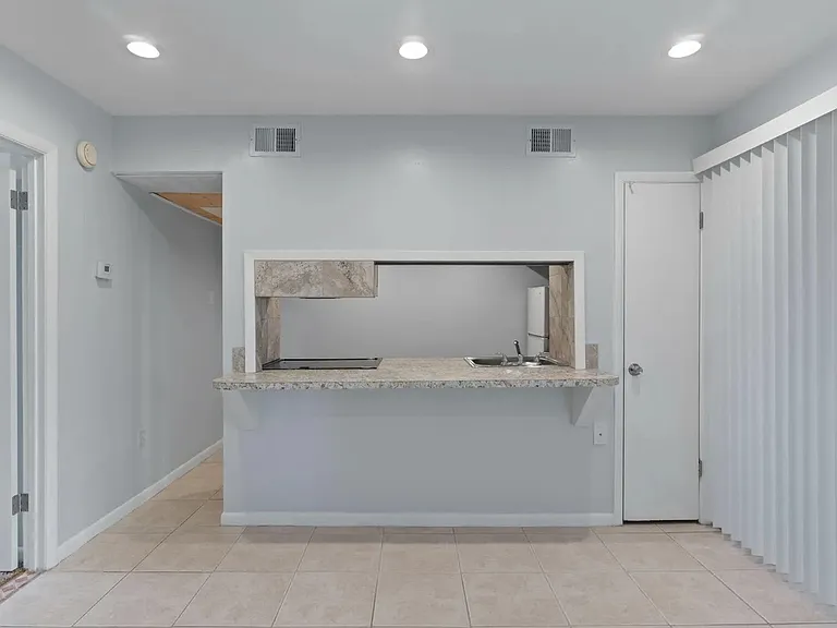 408 Marshall Ct NW #5 — Photo 7