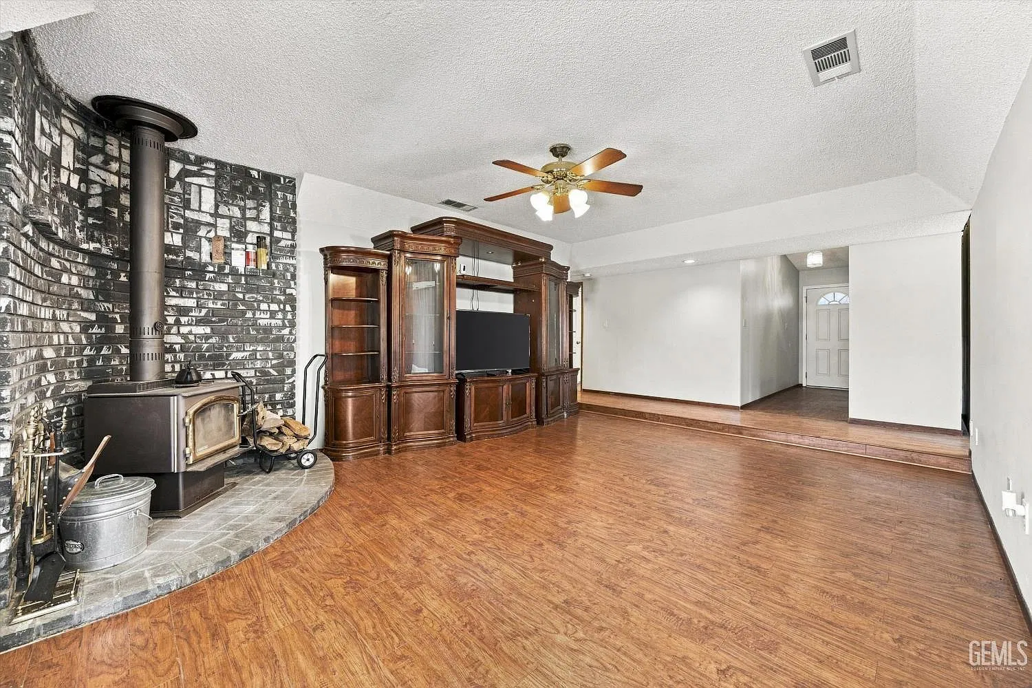 4 bed, 2103 sqft, $2,700 — Photo 2