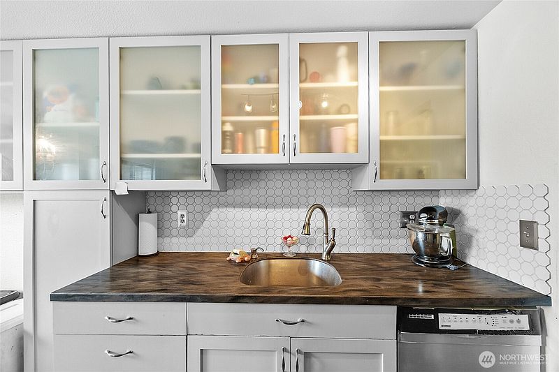 4th image of 2020 Grant Avenue S #L104