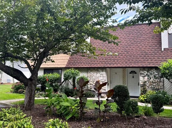 71 Pointe Circle S #71, Coram, NY 11727