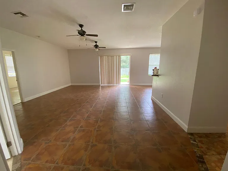 1004 Pine Tree Dr — Photo 3