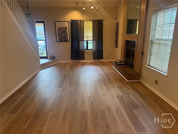 3rd image of 145 Holland Park Circle