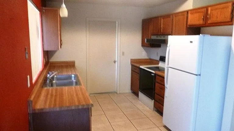 3 bed, 1112 sqft, $1,795 — Photo 2