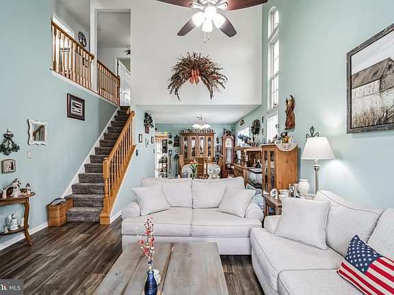 4th image of 8 Woodstock Ln