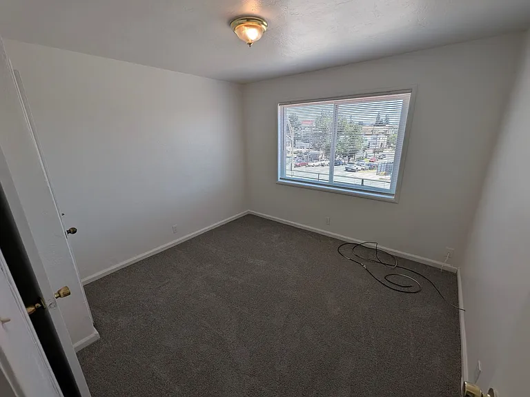 2-Bedroom Walkup Near Highland Hospital — Photo 9